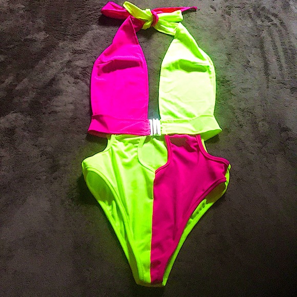 ATTRACTIVE & Inviting Swimsuit ๐ - Picture 2 of 9